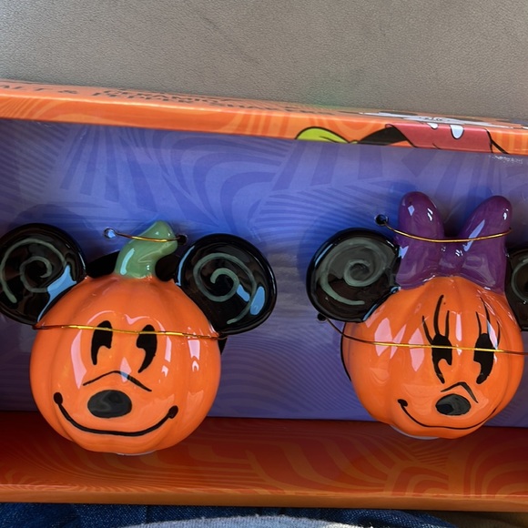 Disney ceramic salt & pepper shakers - Picture 8 of 8